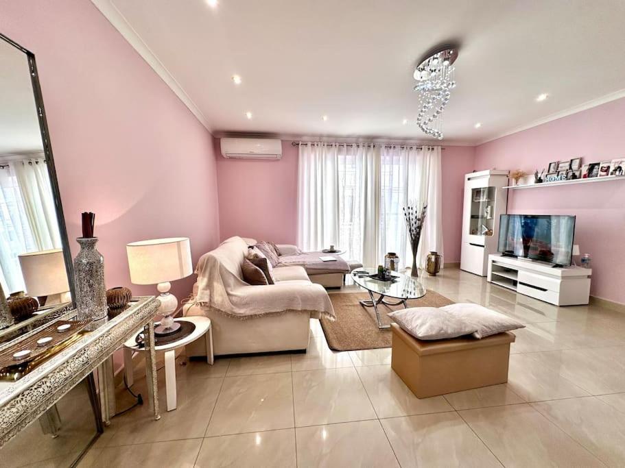 5 People,2 Double,1 Sofa Bed Ferry,beach&pool Club Apartment Gzira